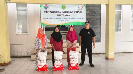 Penyaluran Bantuan Pupuk untuk Petani Dusun Kemiri